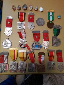 Konvolut Schützenmedaillen / Schützenabzeichen – Schweiz & Deutschland – Feldstich, Aarau u.a.