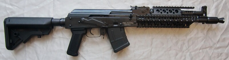 HALBAUTOM. BÜCHSE S.D.M., AK-104 TACTICAL, Kal. 7,62x39, MIT QUADRAIL-VORDERSCHAFT & SCHUBSCHAFT!