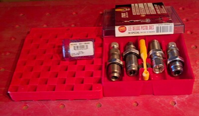 Kurzwaffenmatrizensatz LEE Deluxe im Kaliber .357 Magnum sowie .38 Spec. + Patronenlehre + Ladebrett