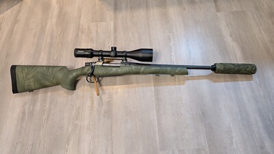 CZ 557 Kal. .30-06 mit Zielfernrohr Mercury 3–12x56 und Camouflage Schaft
