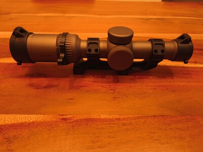 Ares 1-6 x 24 beleuchtetes Zielfernrohr mit Zielfernrohrmontage