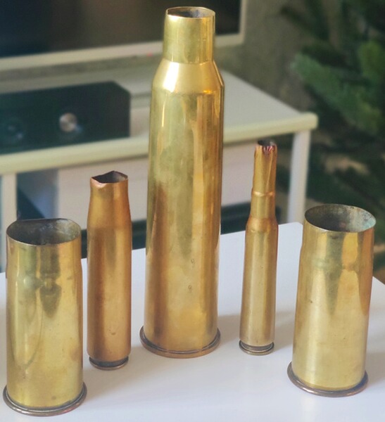 Deko Munition Konvolut Hülsen 35mm Hotchkiss, 20mm Oerlikon, 12,7mm und 25mm