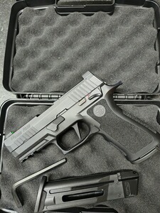 SIG SAUER P320 X-CARRY 4,5mm CO2 Blowback plus Magazin