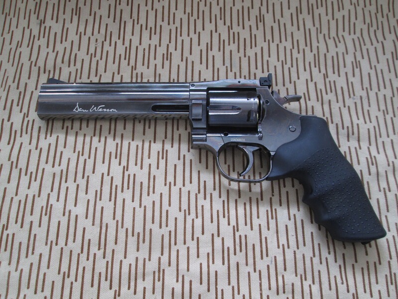 Dan Wesson 715 - 6 Revolver 357 Magnum