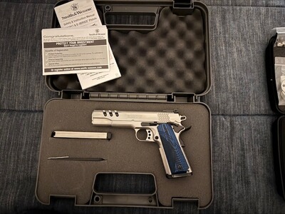 S + W 1911 Performance Center Custom "5" cal. .445 ACP, Stainless/Blue