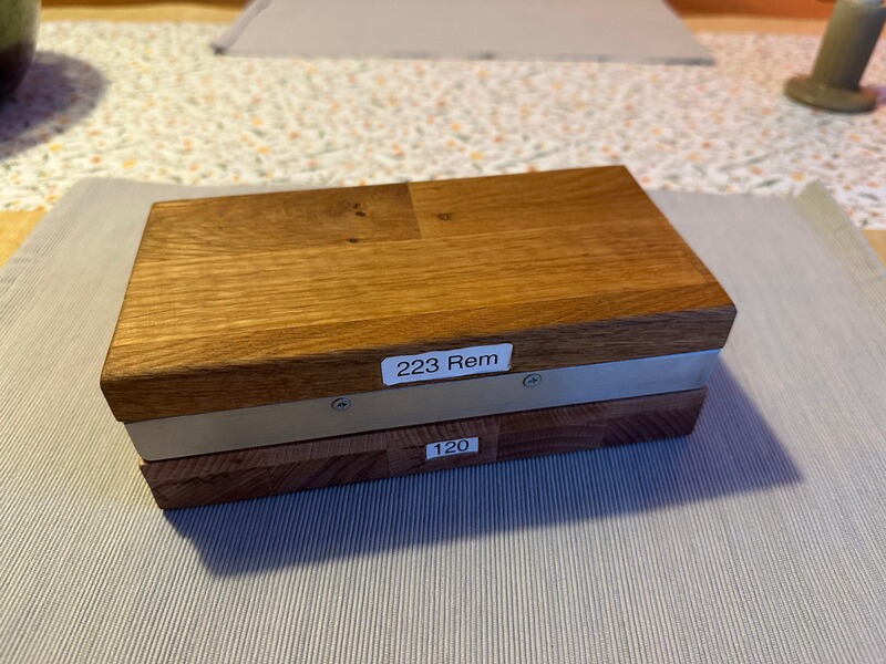 Handgefertigte Munitionsbox aus Eiche – für .223 Rem, Platz für 120 Patronen