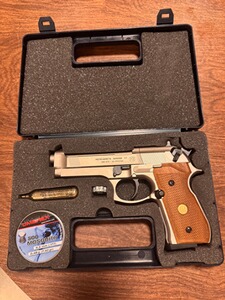Beretta M 92 FS vernickelt CO2 Pistole mit braunen Holzgriffschalen
