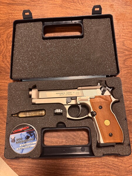 Beretta M 92 FS vernickelt CO2 Pistole mit braunen Holzgriffschalen