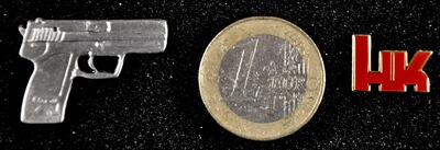 2 original Werbeanstecker von Heckler & Koch, USP und HK-Logo