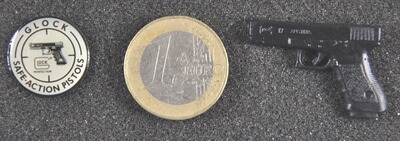 2 original Werbeanstecker von GLOCK, Glock 17 und Glock-Logo