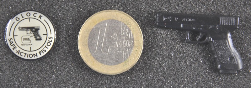 2 original Werbeanstecker von GLOCK, Glock 17 und Glock-Logo