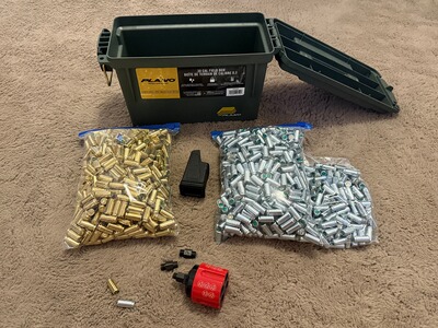 Volle Kiste mit Urknall 9 mm P.A.K. Munition sowie Multi-Abschussbecher und Ladehilfe