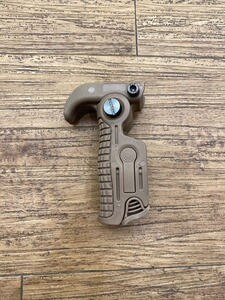 AR 15 / AR 10 Frontgriff klappbar, verlängerbar FDE/ SAND für Picatinny Rail