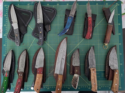 Handgefertigte Messer Sammlung mit Unikat Lederscheiden