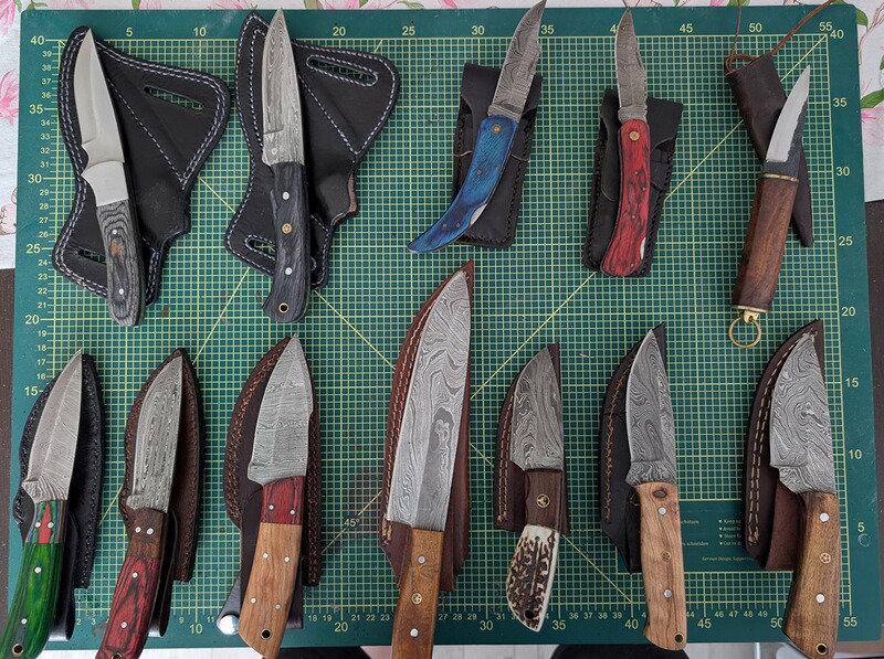 Handgefertigte Messer Sammlung mit Unikat Lederscheiden
