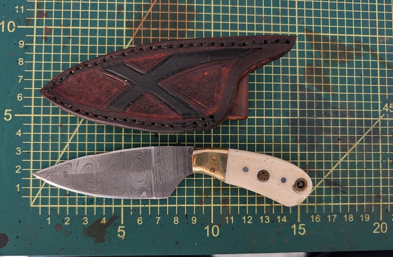 Damastmesser mit Holzgriff & Handgefertigter echt Lederscheide | ca. 16 cm | Jagd, Outdoor, Bush.