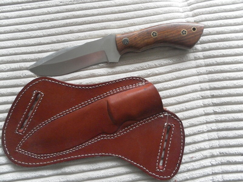 Jagd- Campingmesser mit spezieller Scheide