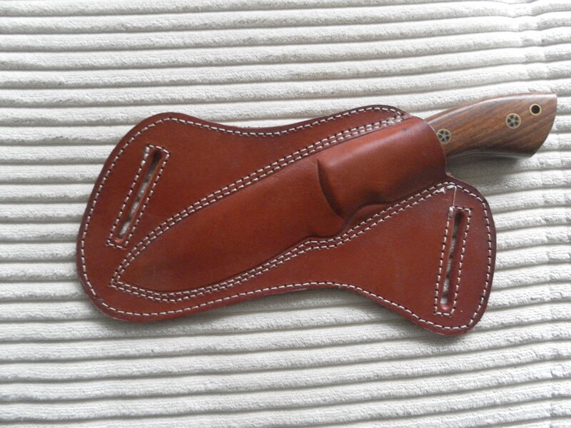 Jagd- Campingmesser mit spezieller Scheide