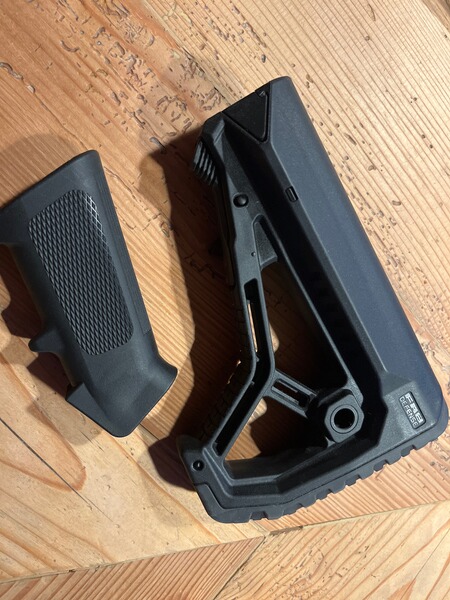 Griff und ein Schubschaft AR15 FAB Defense