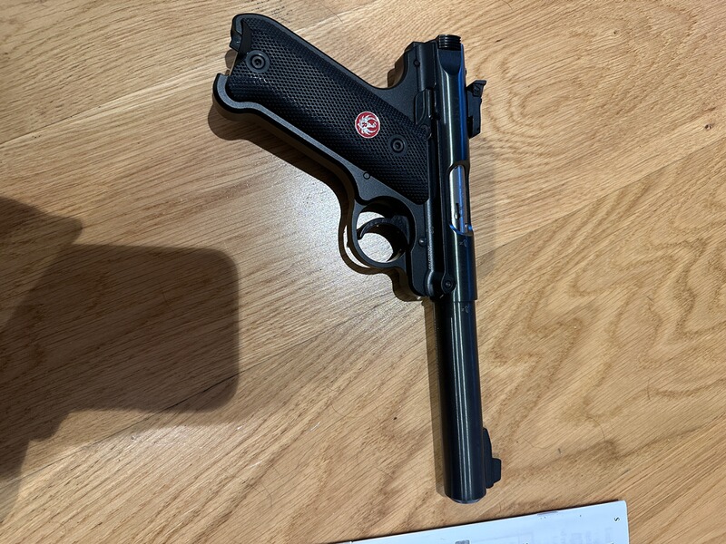 Ruger Mark IV Target 22lfB. brüniert, 5-1/2" Lauf inkl. Ersatzmagazin u. Koffer