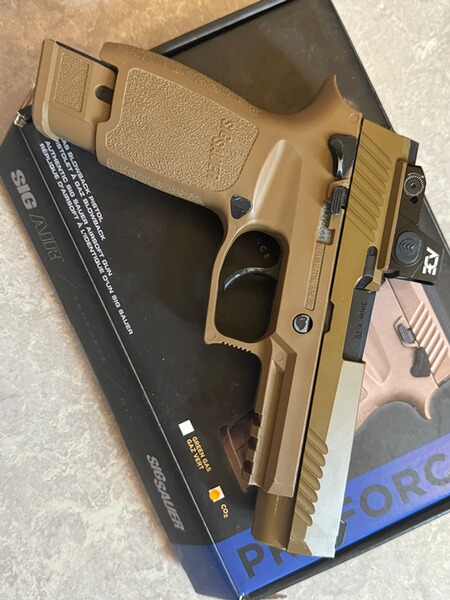 SIG Sauer M17 CO2 GBB Pistole inkl. ADE Raptor Red Dot & AMG High Output Valve