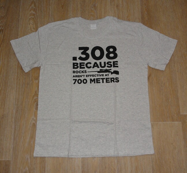 T-Shirt - Fun-Shirt : " .308 because rocks arent effective 700 meters " - Größe L