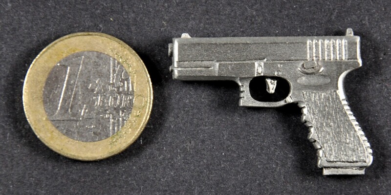 Glock Pistole neues Griffstück als Metall-Anstecker