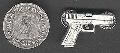 Pistole Glock als Metall-Anstecker