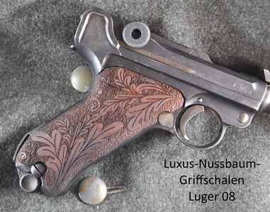 Nussbaum-Luxus-Griffschalen für Pistole Luger 08 mit Rankenverschneidung