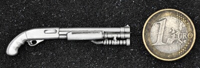 Taktische Schrotflinte mit Pistolengriff als Metall-Anstecker