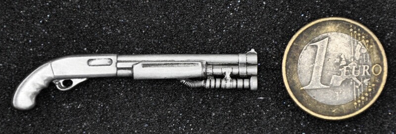 Taktische Schrotflinte mit Pistolengriff als Metall-Anstecker