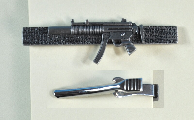 H&K MP5 mit Schalldämpfer als Krawatten-Klammer