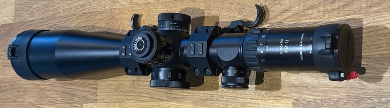 Zielfernrohr Schmidt+Bender PMII 5-25 x 56 - MOA, Picatinny-Schiene und Eratac-Montage