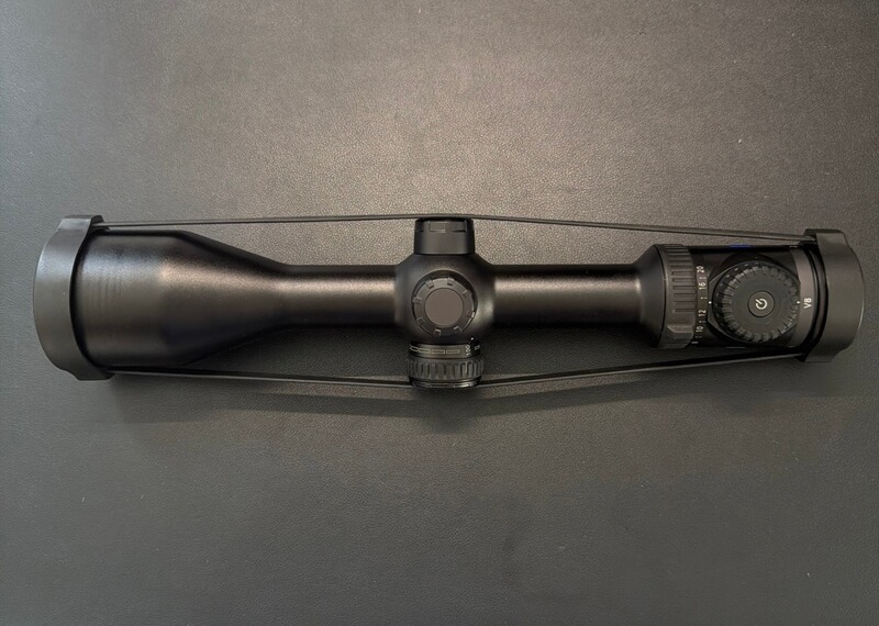 NEU ZEISS Zielfernrohr V8 2,8-20x56 mit Schiene NEU