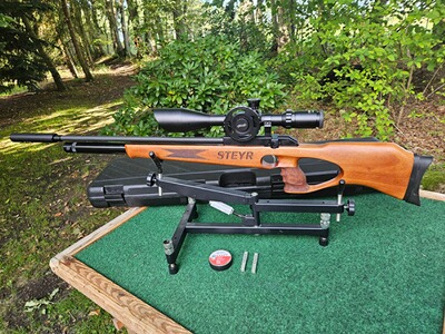 Steyr Hunting 5 Automatik Kal. 4,5mm und Walther FT 8-32X56