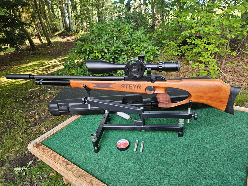 Steyr Hunting 5 Automatik Kal. 4,5mm und Walther FT 8-32X56