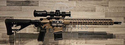 Neuware vom Fachhandel - Schmeisser AR15 M5FL FDE 16,75" .223Rem montiert mit Falke 1-8x24 TAC