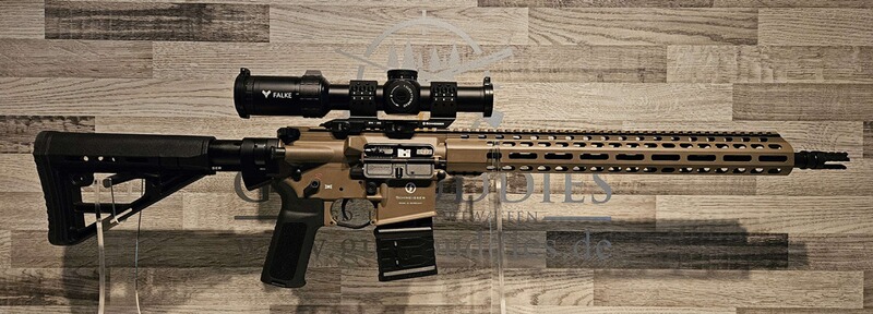 Neuware vom Fachhandel - Schmeisser AR15 M5FL FDE 16,75" .223Rem montiert mit Falke 1-8x24 TAC