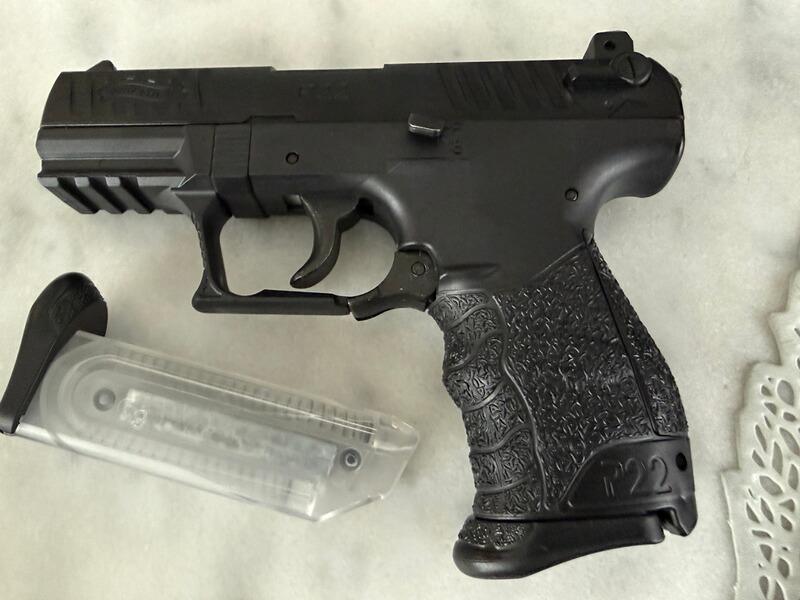 Walther Airsoft Pistole P22Q 6 mm, 2 Magazine & 2800 BBs