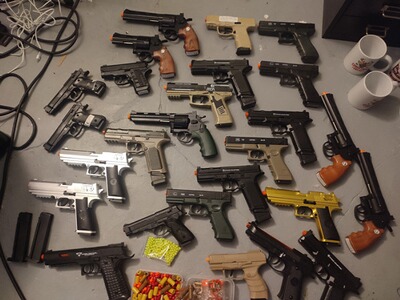Deko Spielzeug Pistolen baretta glock Walther PPQ Nachbauten Modelle Softair Revolver