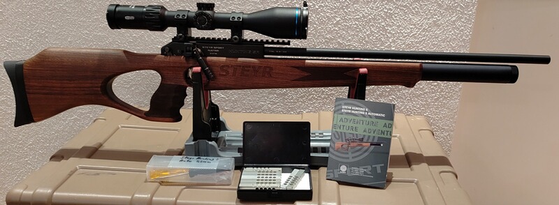 Neuwertige Steyr Hunting 5 Automatik mit Weaverschiene, Zielfernrohr und 7 zusätzlichen Magazinen