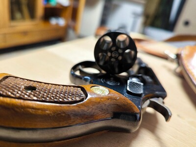 Biete Smith and Wesson Revolver Modell 36 guter Zustand