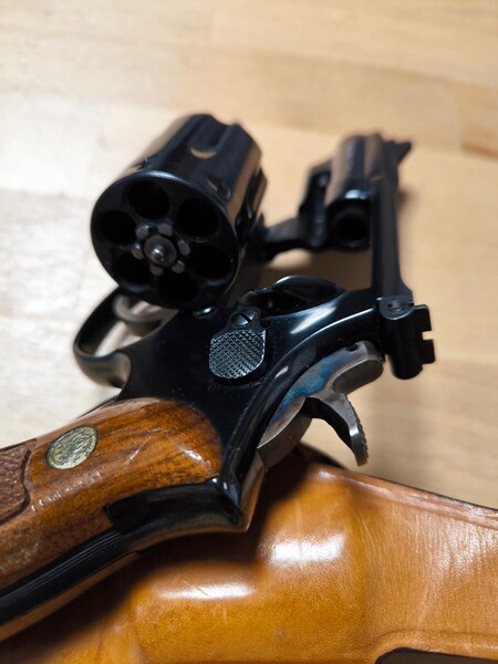 Biete Smith and Wesson Revolver Modell 19-4 guter Zustand .357