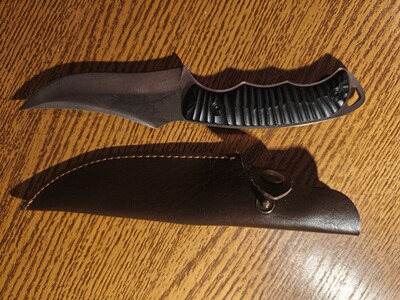 Kleine Jagdmesser mit Kunstledertasche , siehe Bilder .