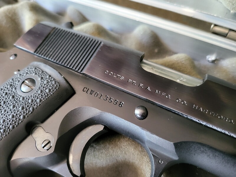 Extrem hochwertige uns überraschend leichte Pistole Colt 1911 Commander .45 Auto 4,5 Zoll