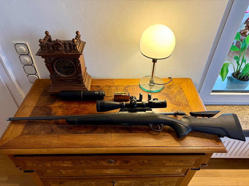 Sako 85M Finnlight II in 30-06 mit Schalldämpfer und Montage