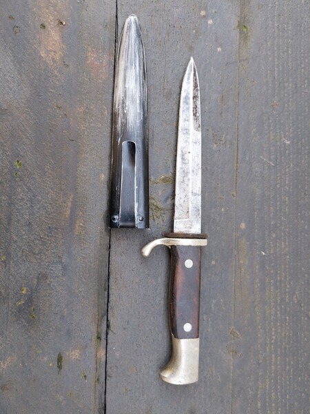 Unbekanntes Kampfmesser