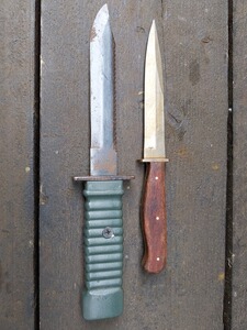2 Kampfmesser ohne Scheide