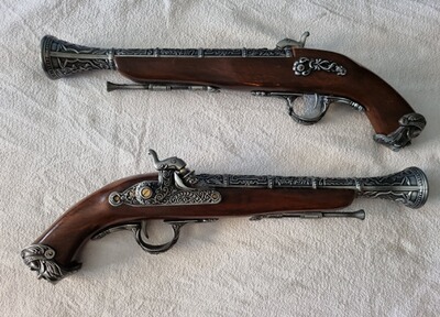 Historische Nachbildungen Steinschloßpistolen mit Sturmfeuerzeugfunktion