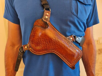 Handgefertigtes Leder Brustpolster über Gurte einstellbar für Revolver S &W .357 4" Lauf